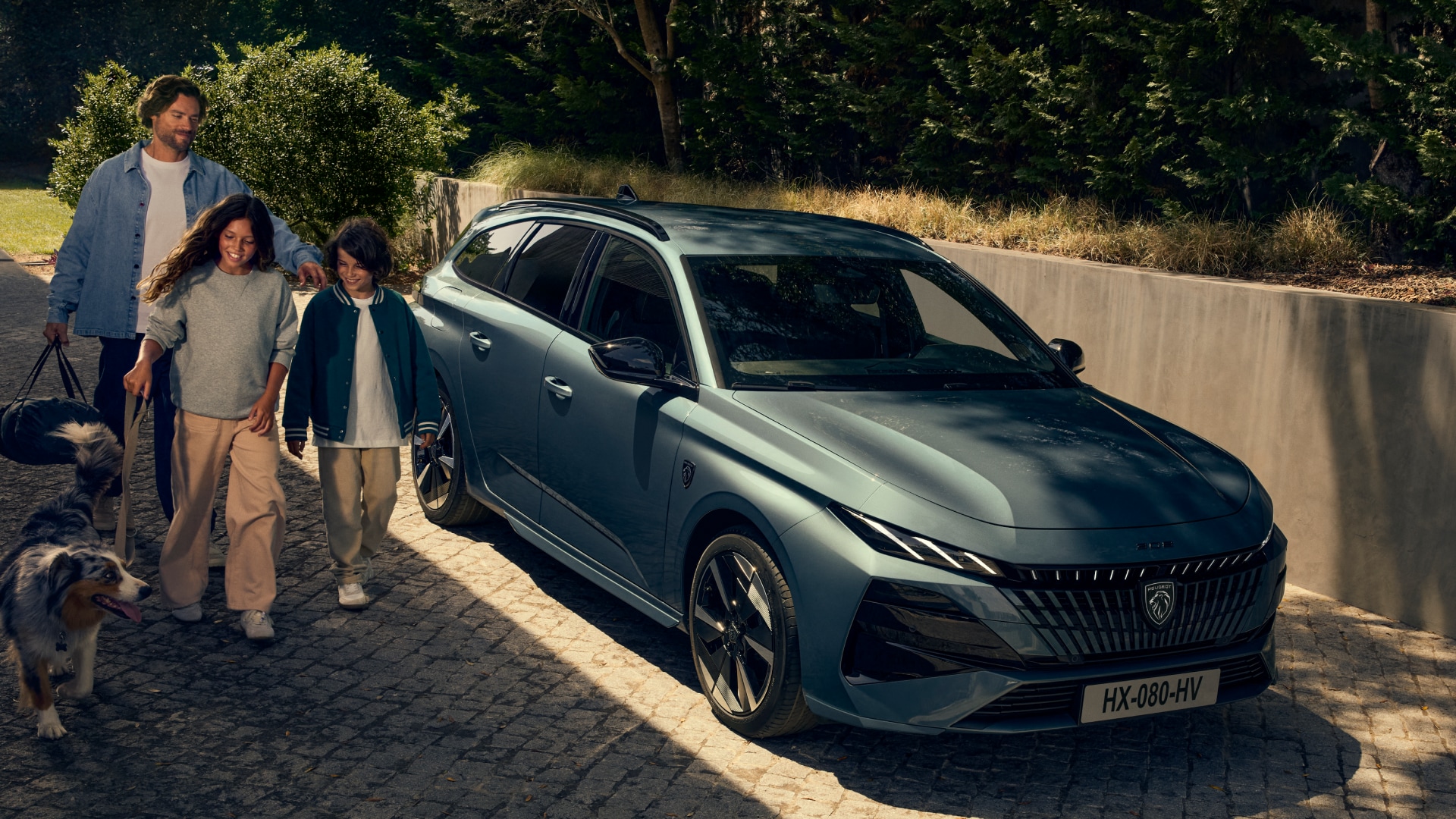 Vue avant d'une PEUGEOT E-308 SW