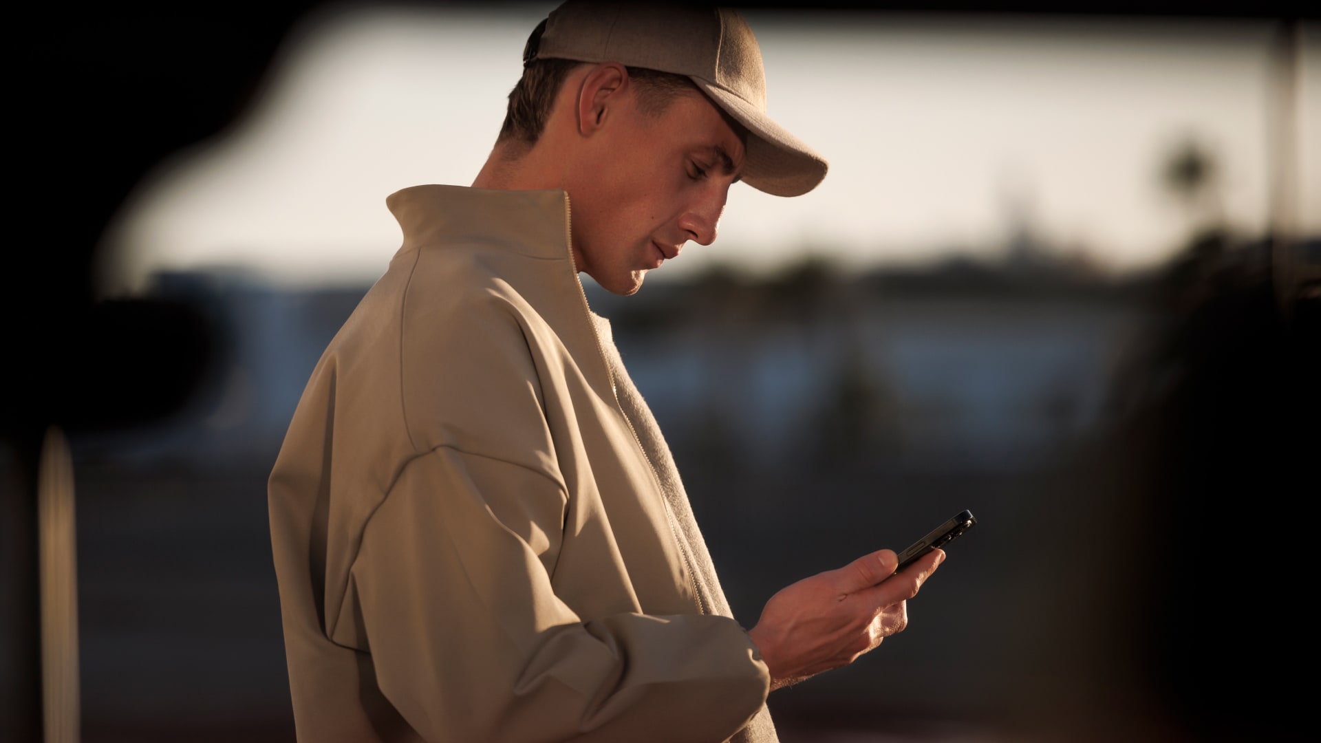 PEUGEOT E-5008 homme avec smartphone