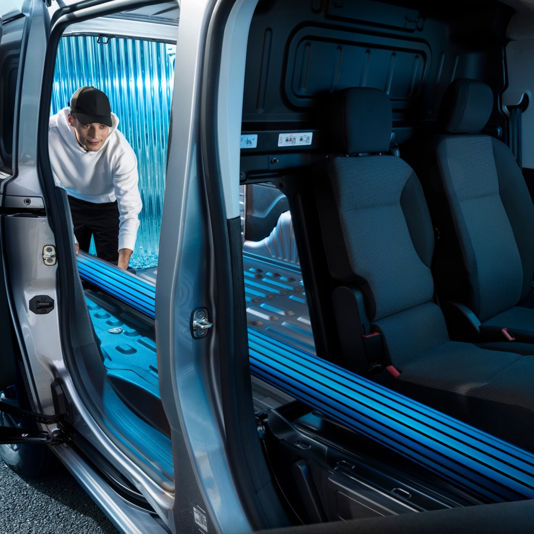 Man loading a PEUGEOT Partner